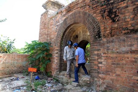 Di tich 2 cong gach la cua dat phao tran giu kinh thanh Hue hinh anh