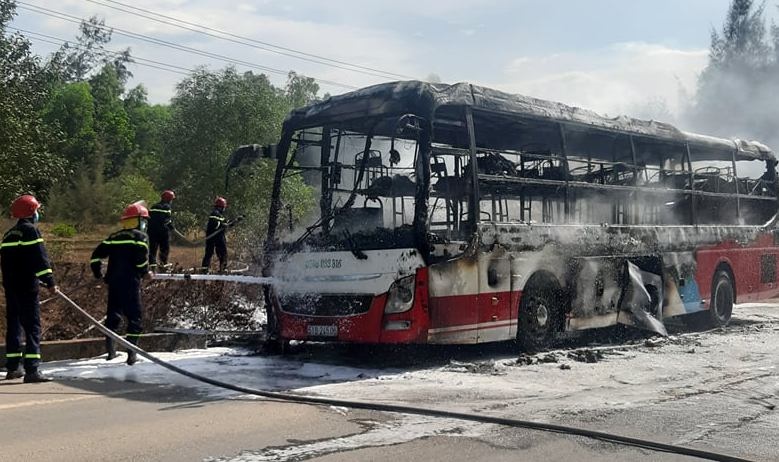 16 khach thoat khoi xe giuong nam boc chay tren quoc lo 1 hinh anh