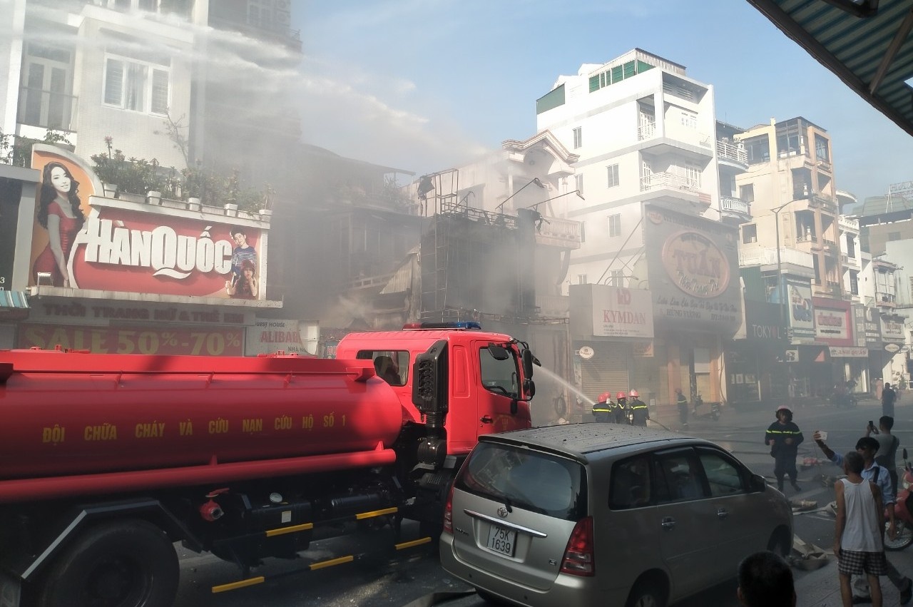 Chay cua hang ao quan anh 1