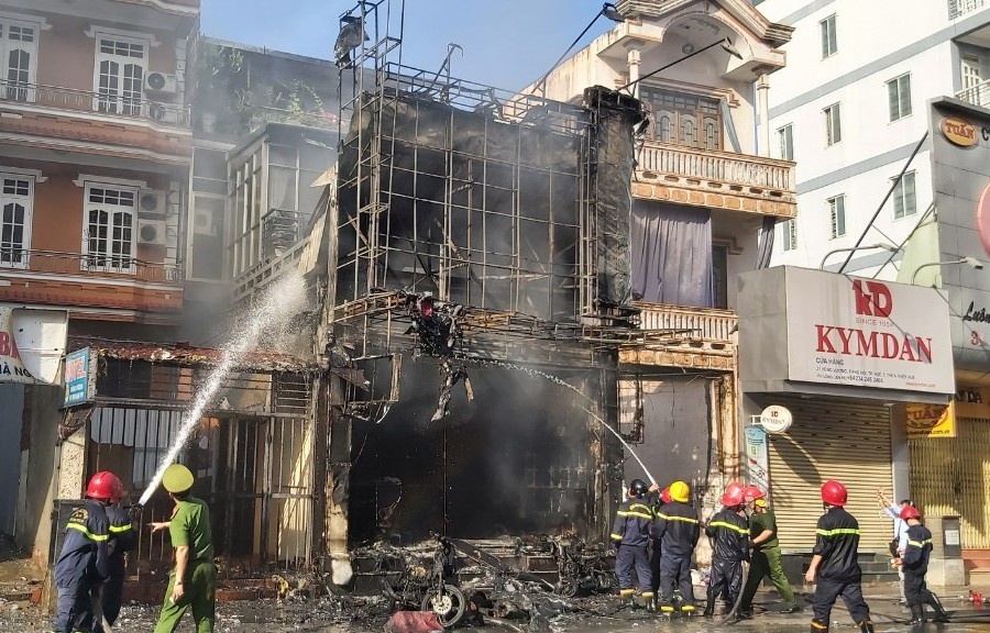 Chay cua hang ao quan anh 2