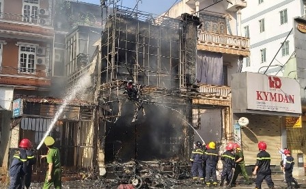 Cua hang quan ao bi thieu rui trong 30 phut hinh anh