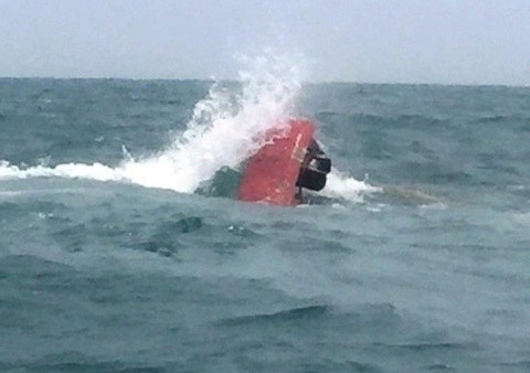 Thuyen cau muc bi dam chim, be trai 8 tuoi mat tich hinh anh