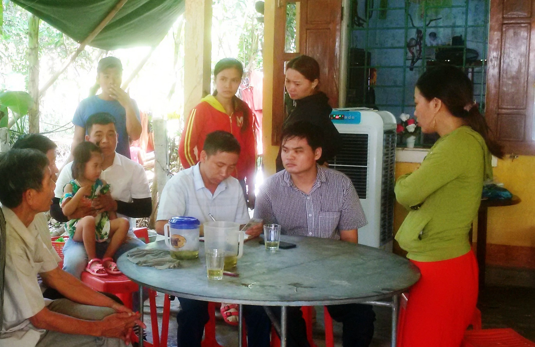 Hai vo chong bi giat dien anh 1