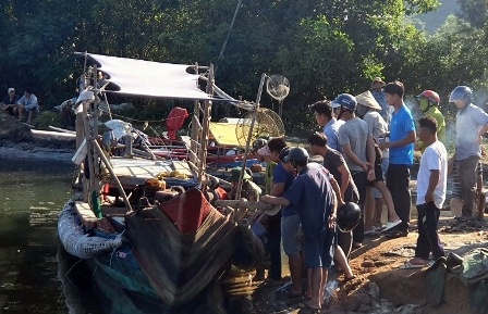 Tim thay thi the be trai 8 tuoi trong vu thuyen cau muc bi dam chim hinh anh