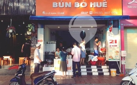 Phat chu quan bun bo Hue 'chat chem' khach hang hinh anh