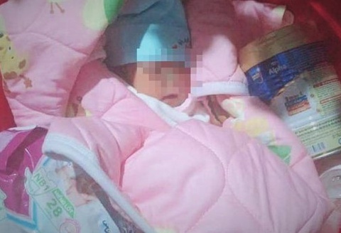 Kien bam day be so sinh bi bo roi o canh chua hinh anh