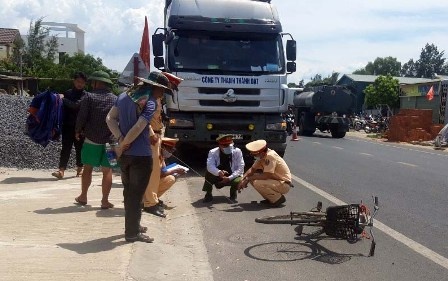 Oto cho go dam tong chet nguoi di xe dap hinh anh