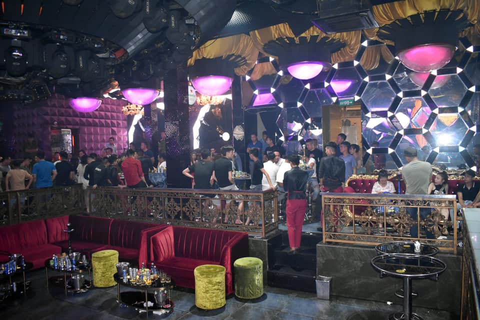 Phe ma tuy trong quan bar anh 1