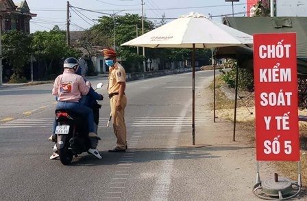 Cach ly 2 nguoi Trung Quoc di xe may tu Da Nang ra Hue trong dem hinh anh