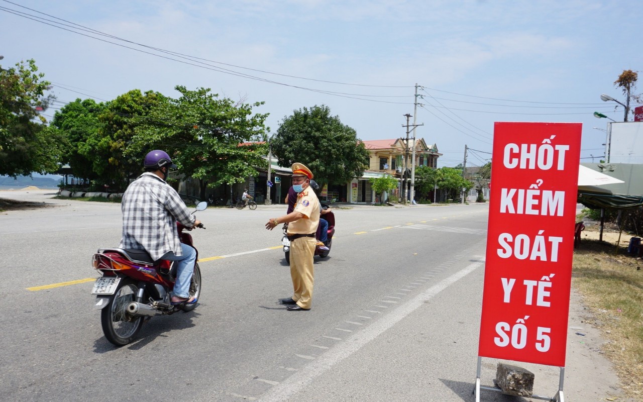 2 nguoi Trung Quoc tron cach ly anh 1