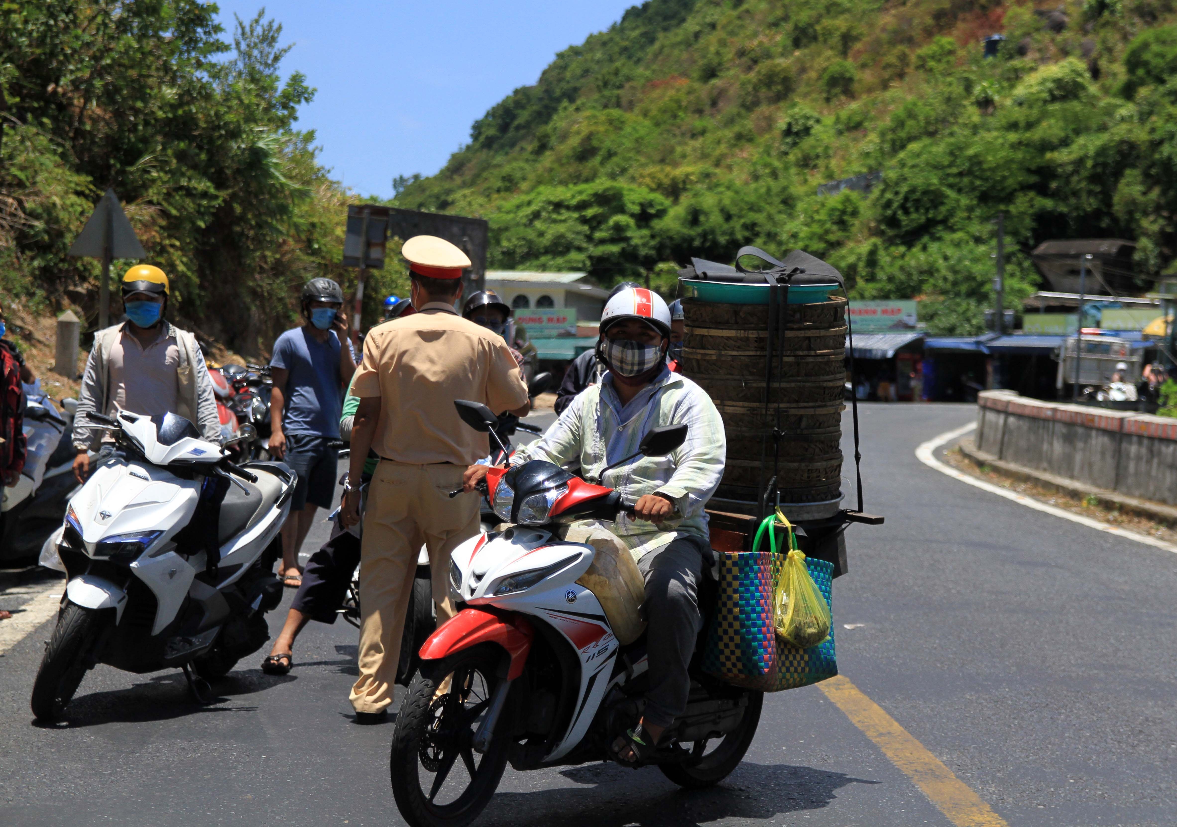 Vat va tren deo Hai Van anh 2