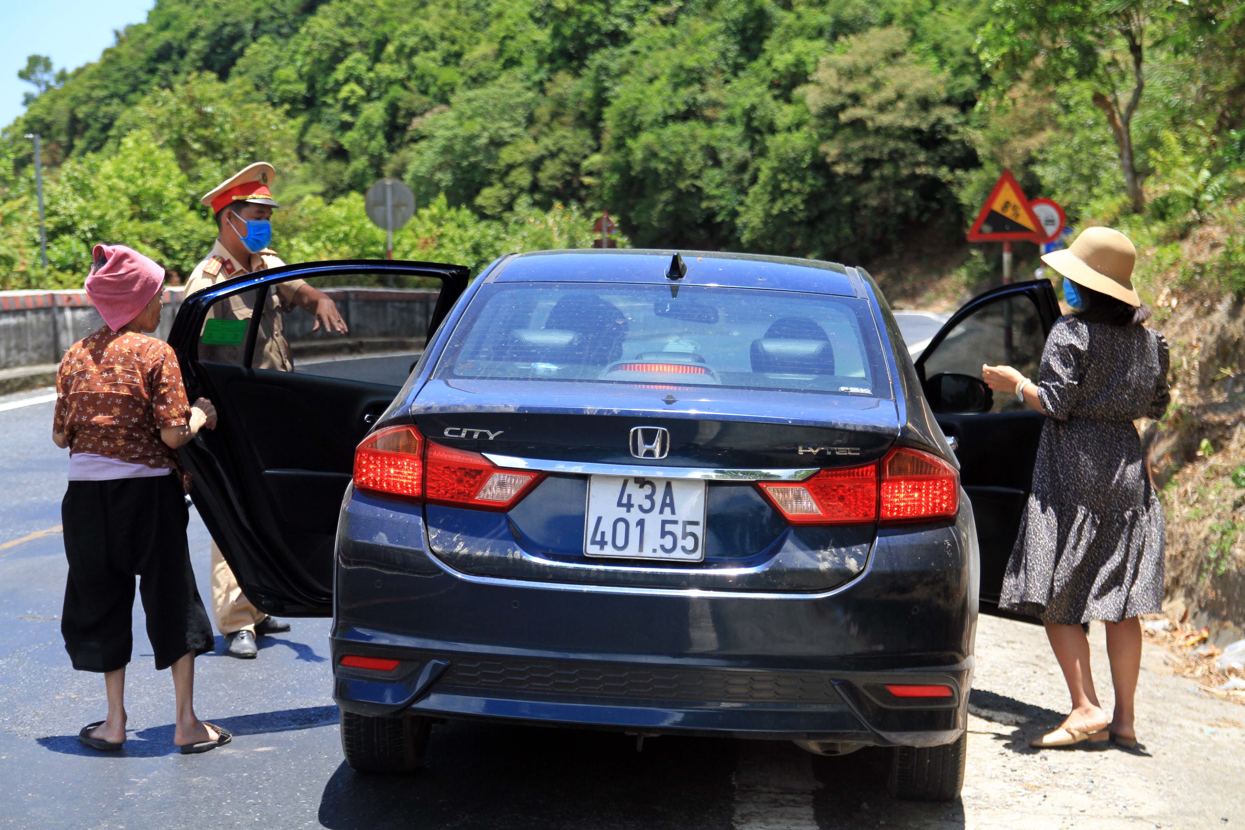 Vat va tren deo Hai Van anh 3