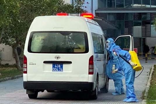 Chuyen gap benh nhan 418 tien luong nang ra Hue dieu tri trong dem hinh anh