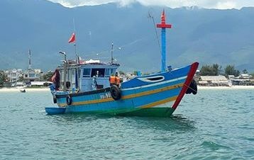 Tau ca dua 9 nguoi tu Da Nang ve Hue tron dich hinh anh