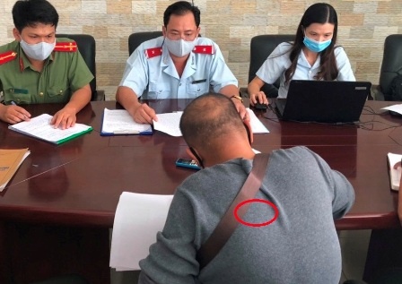 Khoe dua khach tron khoi Da Nang, huong dan vien bi phat 10 trieu hinh anh