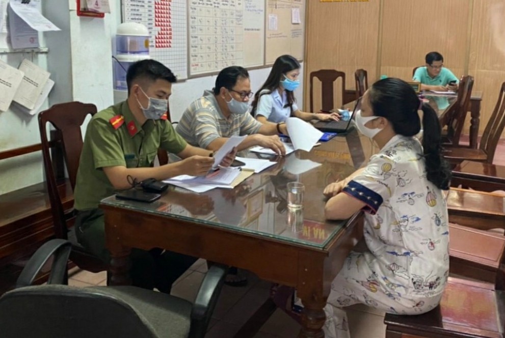 Co gai dang tin Covid-19 anh 1