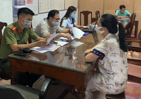 Dang lich trinh ca nghi mac Covid-19, co gai bi phat 7,5 trieu hinh anh