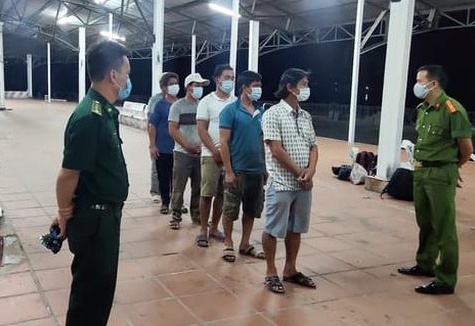 6 ngu dan di bo tu Da Nang ra Hue tron cach ly hinh anh