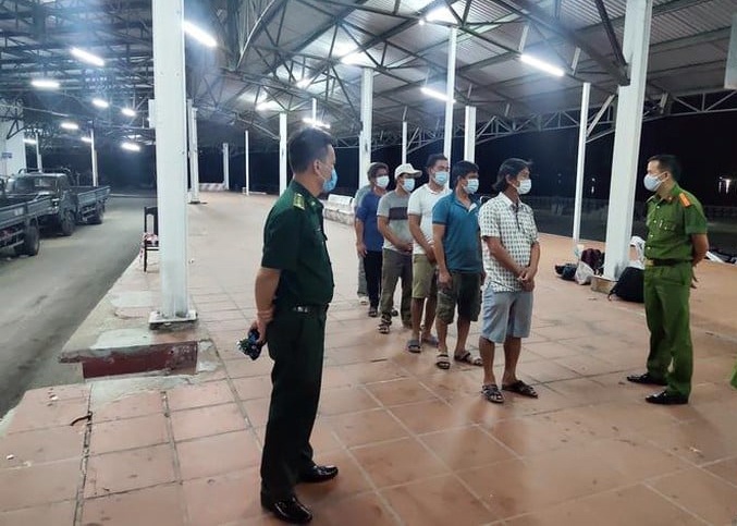 6 nguoi tron cach ly anh 1