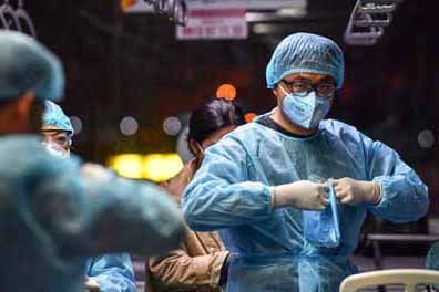 Doanh nghiep giau ten tang 1.200 bo do bao ho phong Covid-19 hinh anh