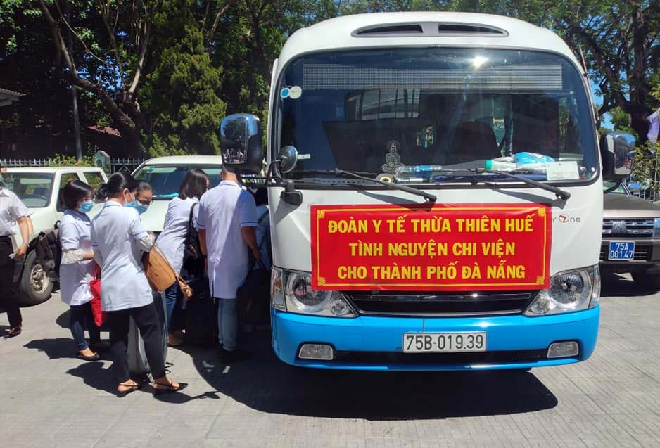 Dua bac si vao Da Nang anh 1