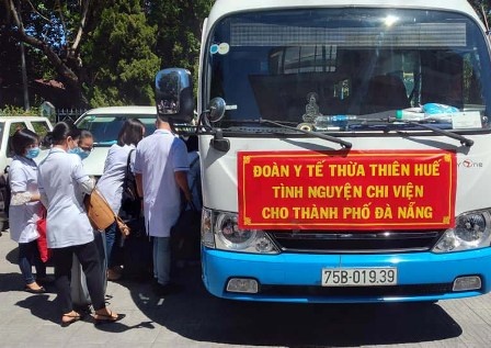 40 bac si, dieu duong tu Hue vao Da Nang chong dich hinh anh