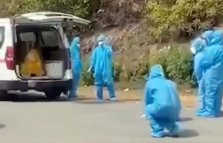 Nhan vien y te mo cua xe cho nguoi nha tien biet benh nhan 431 hinh anh