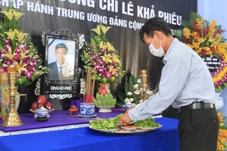 Nguoi lang Rong lap ban tho tuong nho nguyen Tong bi thu Le Kha Phieu hinh anh