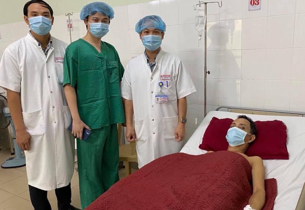 Cuu benh nhan ho ra mau anh 1