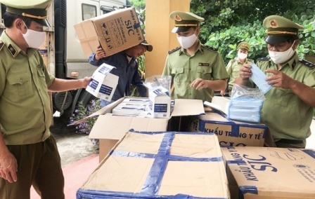 Chan oto cho 390.000 khau trang khong ro nguon goc hinh anh