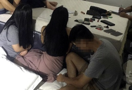 13 nguoi phe ma tuy trong khach san hinh anh