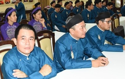 Y kien trai chieu khi nam cong chuc mac ao dai di lam hinh anh