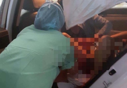 San phu sinh con tren taxi khi bao do bo hinh anh