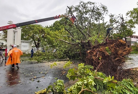 Thua Thien - Hue yeu cau nguoi dan khong ra duong tu chieu mai hinh anh