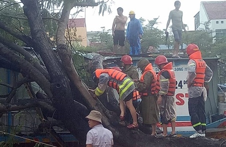 Giai cuu 3 nguoi mac ket tren thuyen rong hinh anh