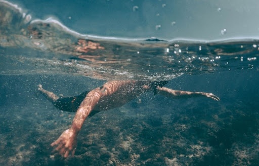 Tim thay thi the san phu bi lu cuon hinh anh