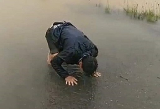 San phu bi lu cuon khi dang den benh vien sinh con hinh anh