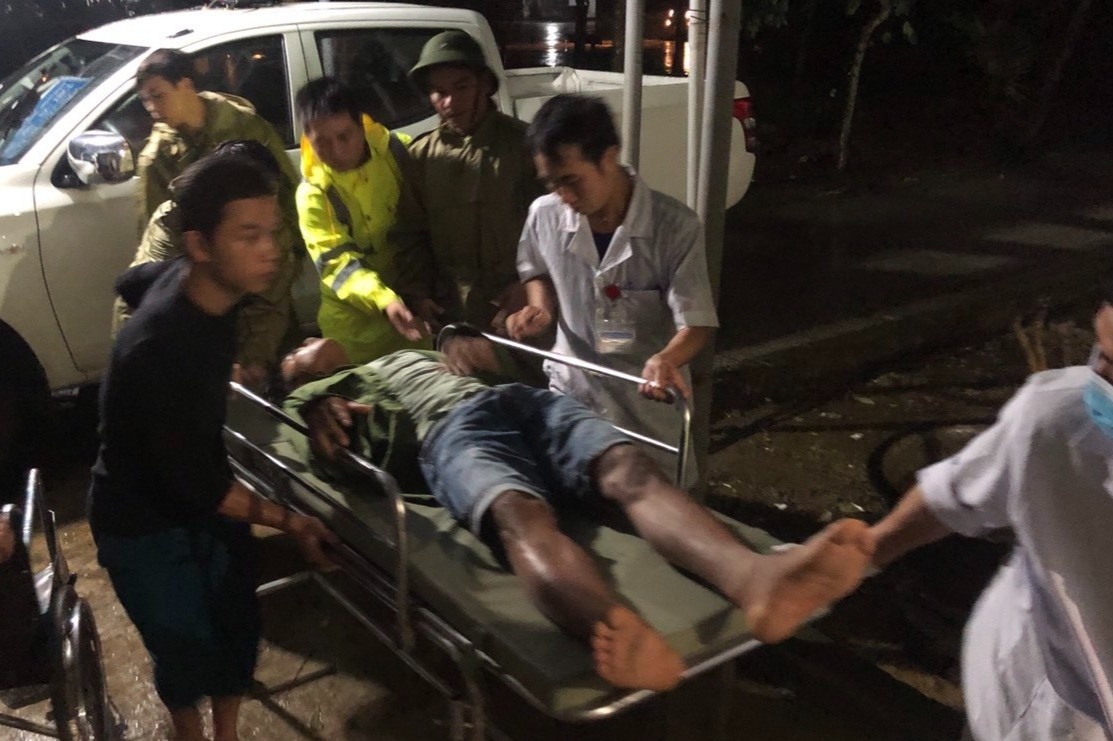 Dua 5 nguoi bi thuong o thuy dien Rao Trang 4 di benh vien hinh anh