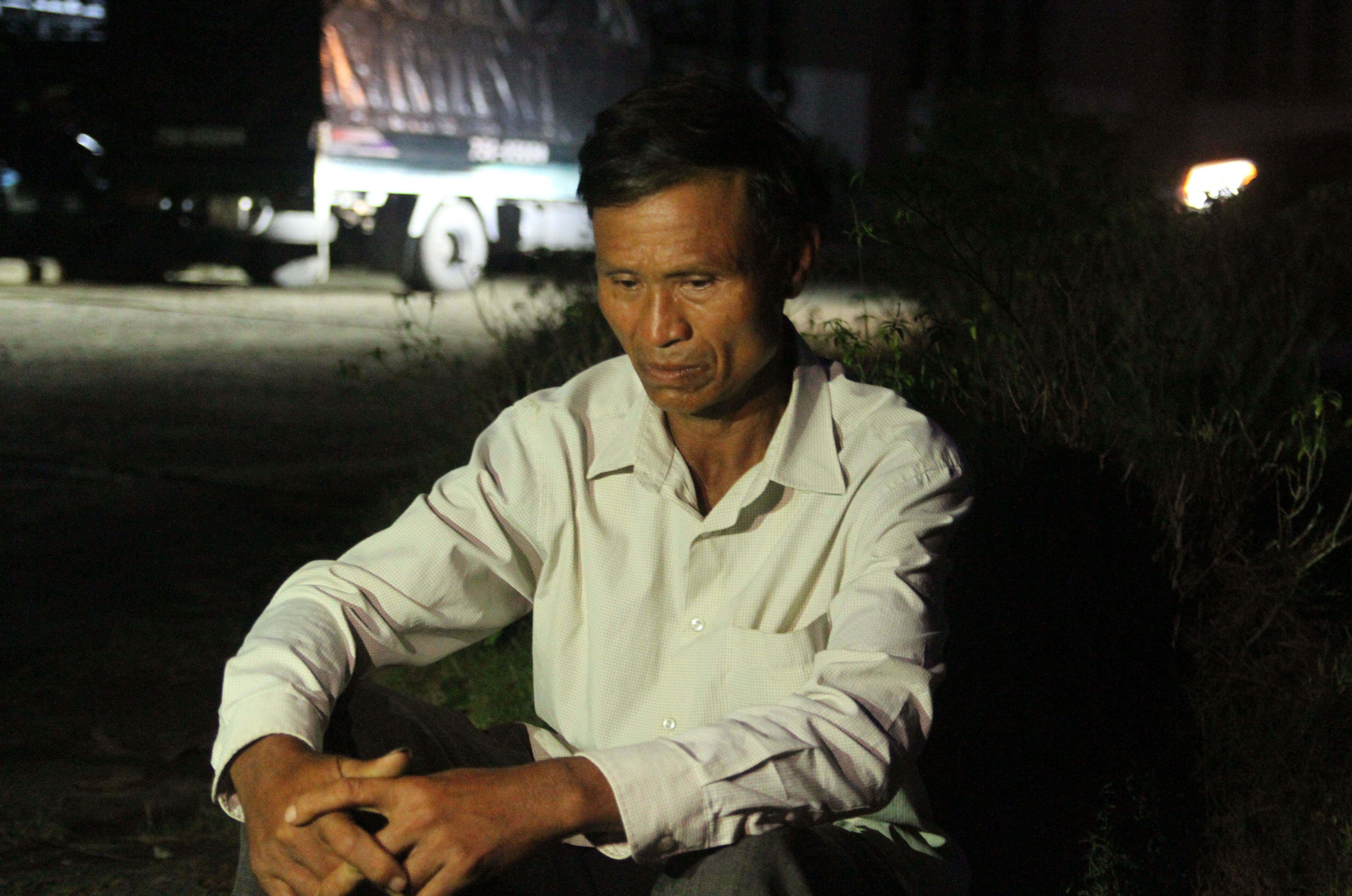 Nui sat lo o thuy dien anh 2