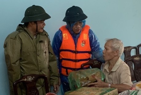 Truy tang Huan chuong dung cam cho 2 can bo tu nan o Rao Trang hinh anh