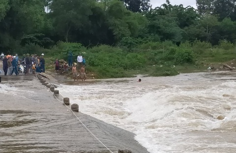 Lao xuong dong nuoc lu cuu 3 phu nu hinh anh