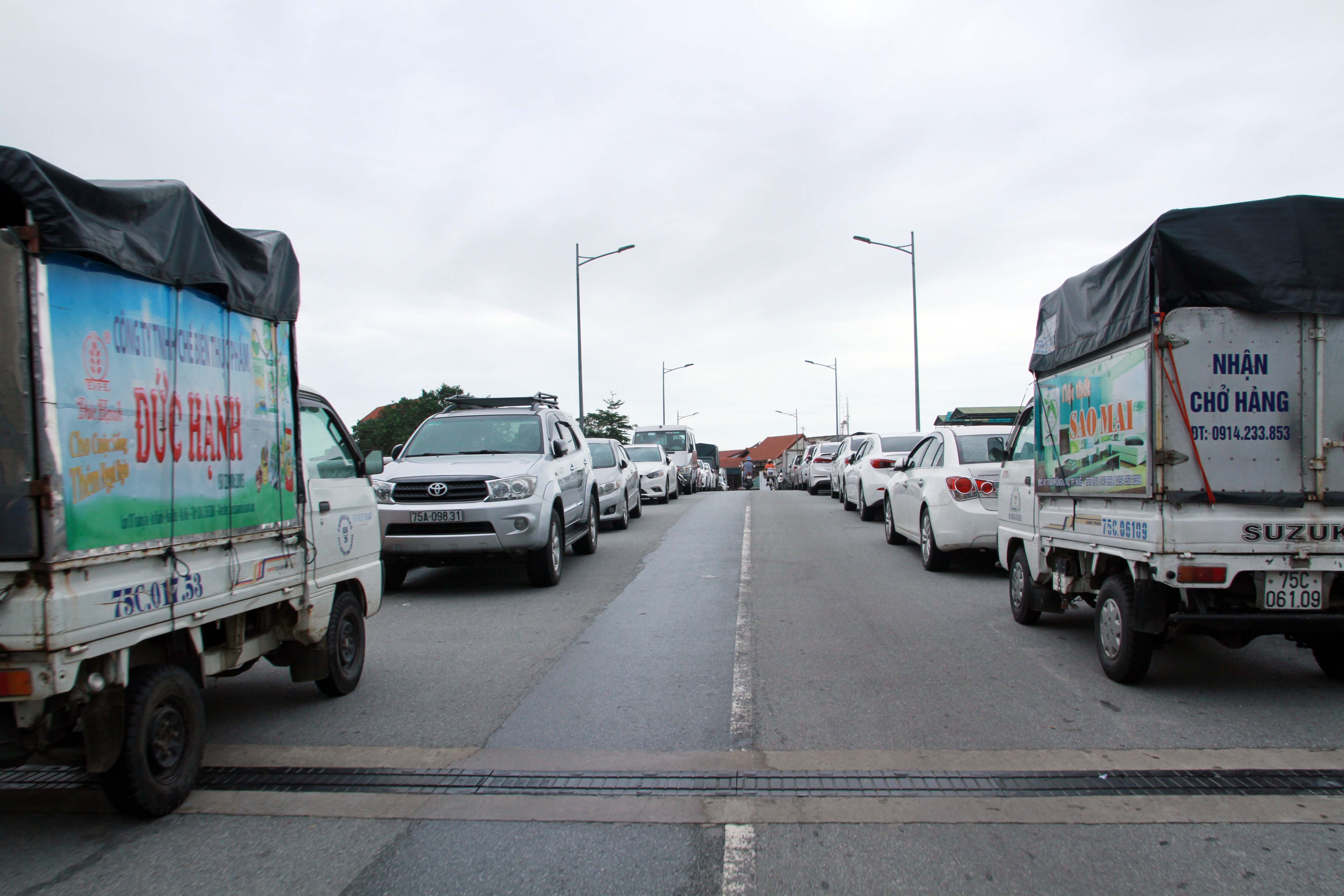 Dua xe di tranh lu anh 2