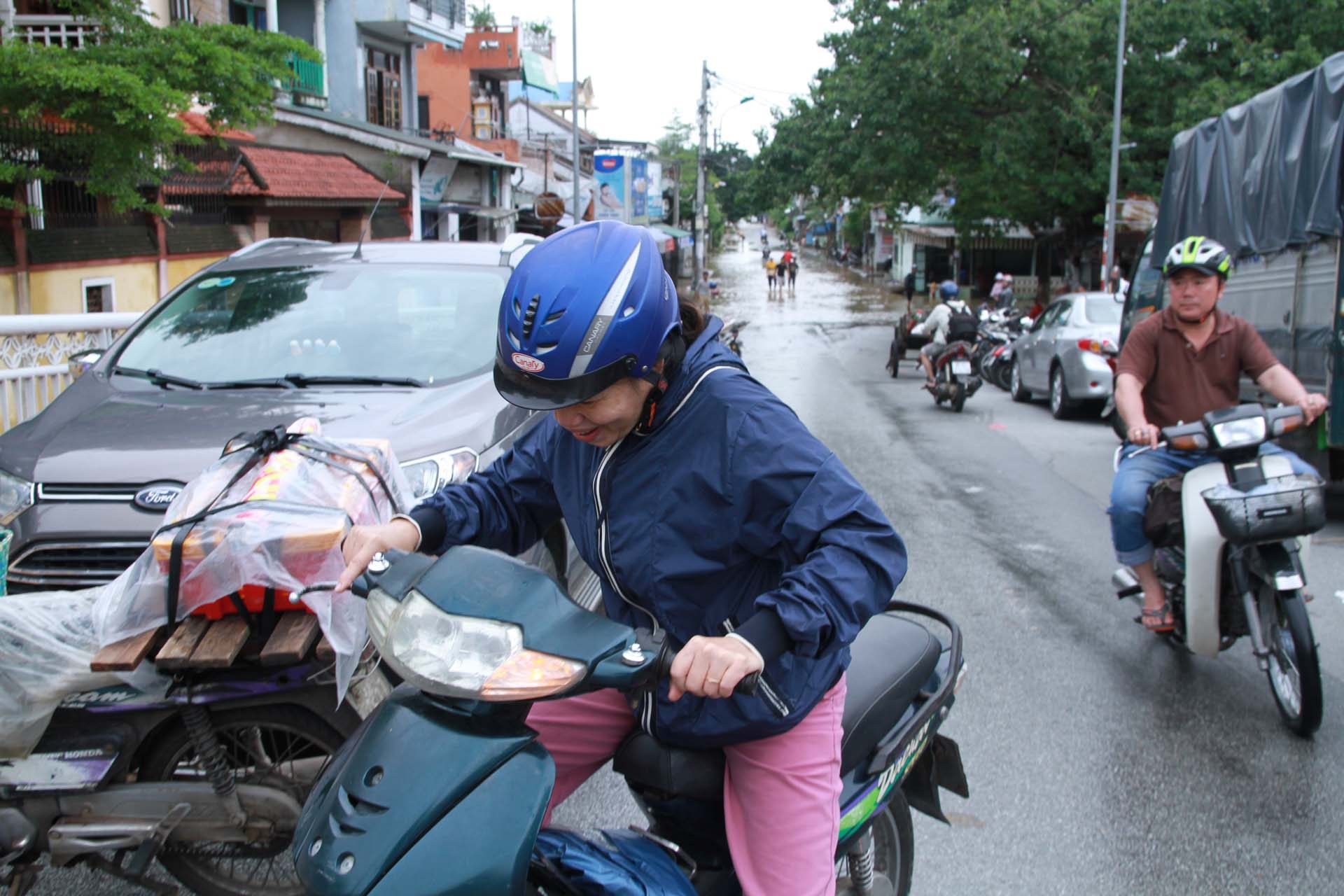 Dua xe di tranh lu anh 4