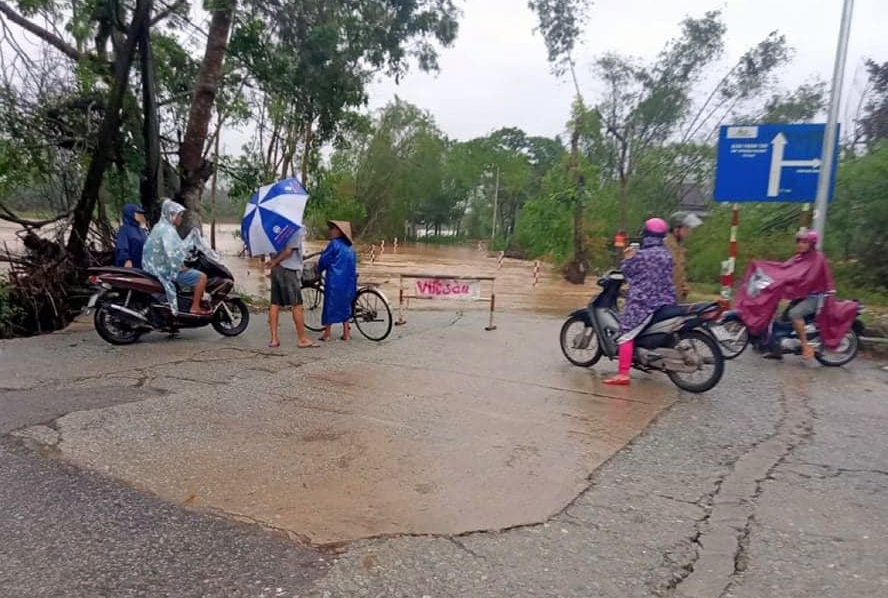 Thua Thien - Hue cho hoc sinh nghi hoc do mua lu hinh anh