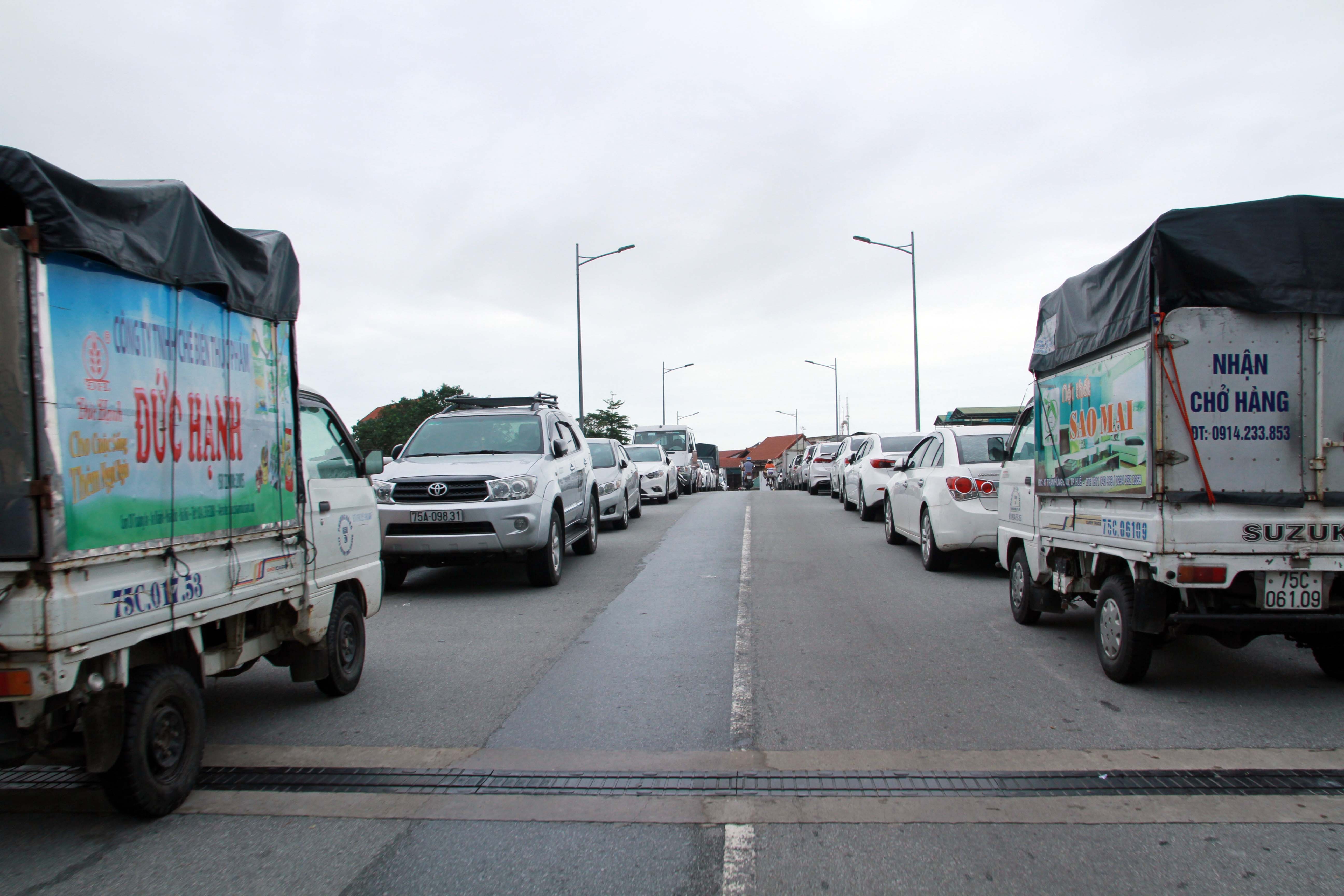 Nguoi Hue dua oto, xe may len cau tranh lu hinh anh