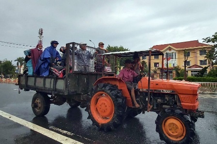 Xe cong nong bi lat, mot sinh vien tu nan hinh anh