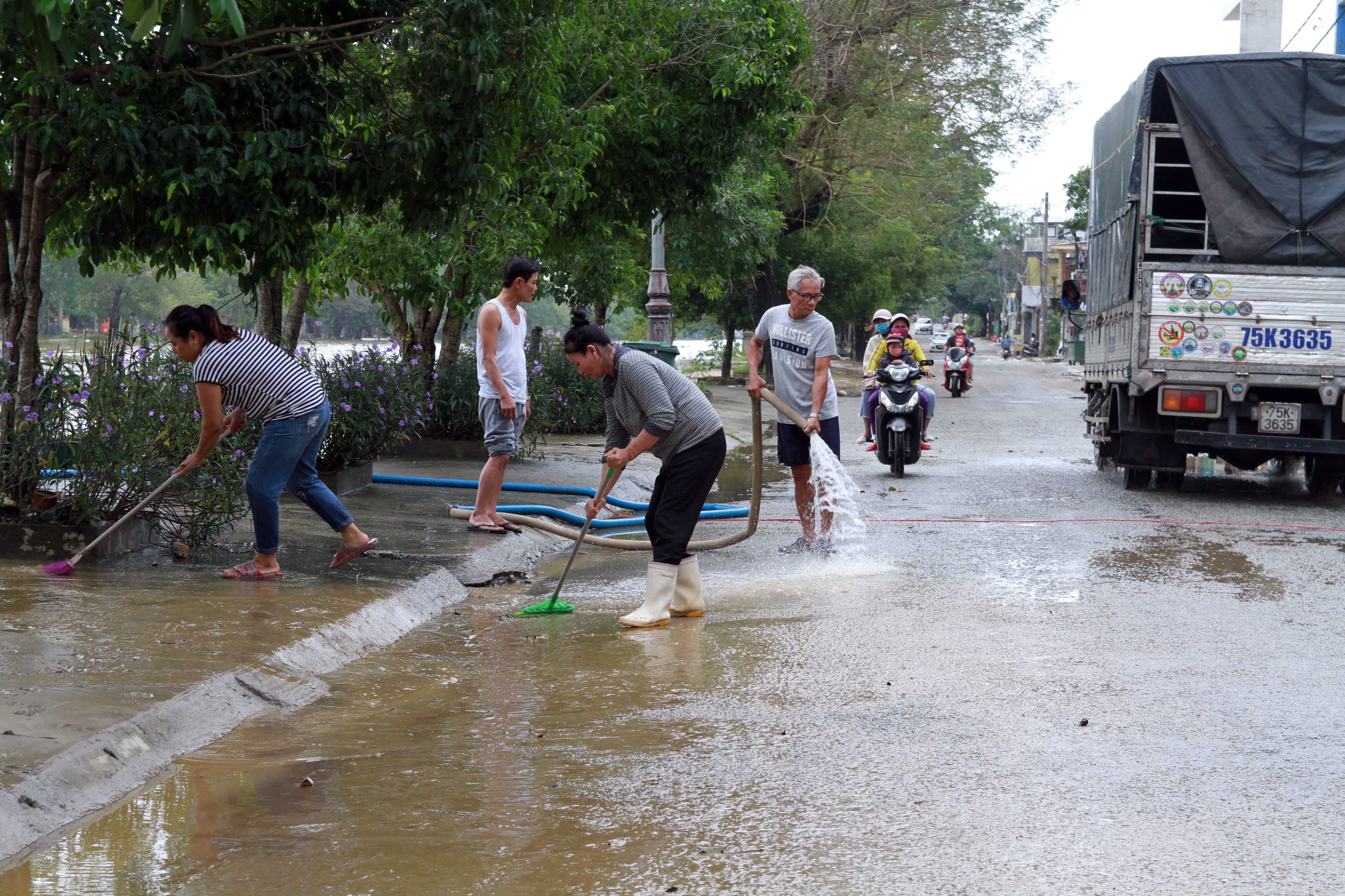 Dua xe di tranh lu anh 9
