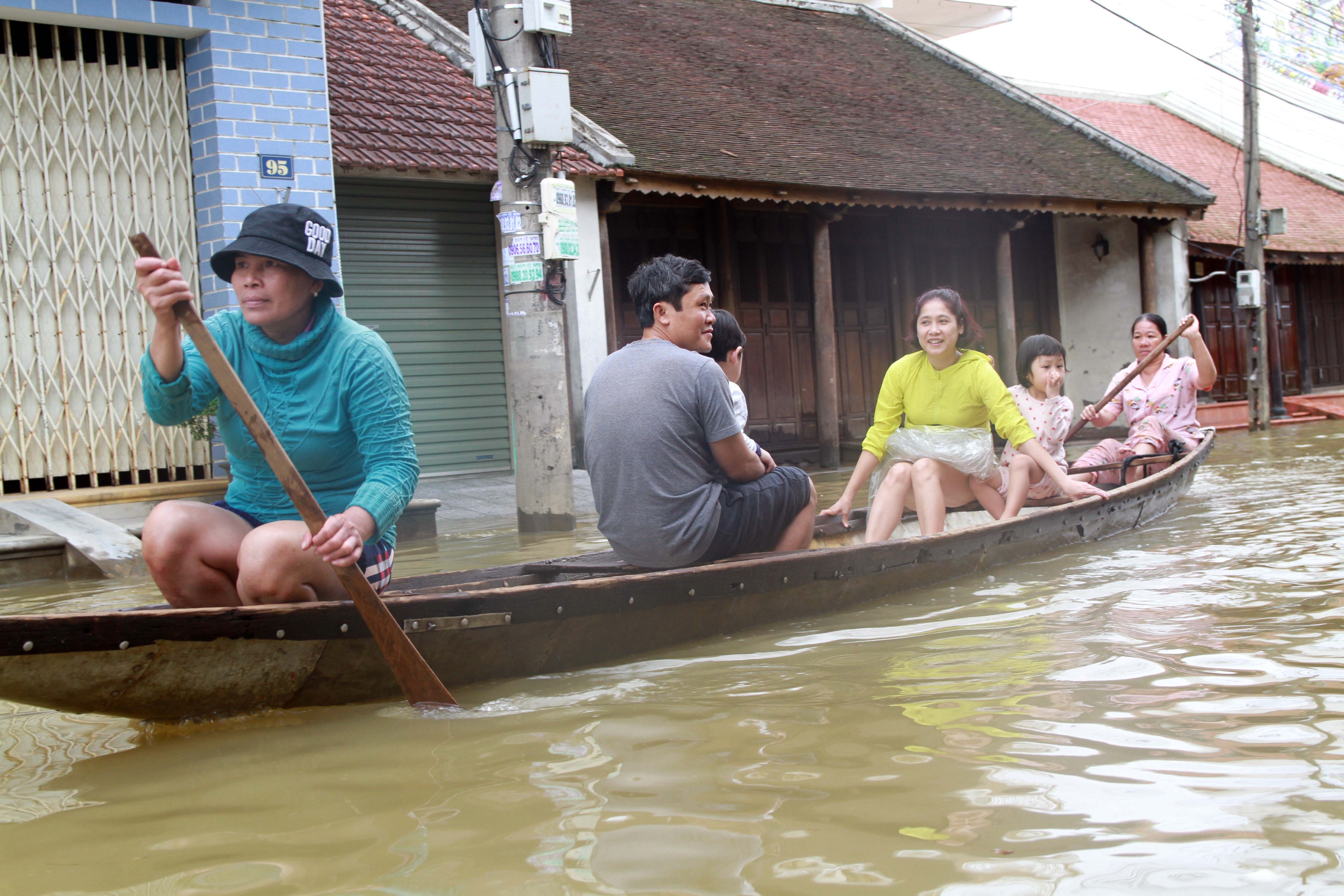 Dua xe di tranh lu anh 8