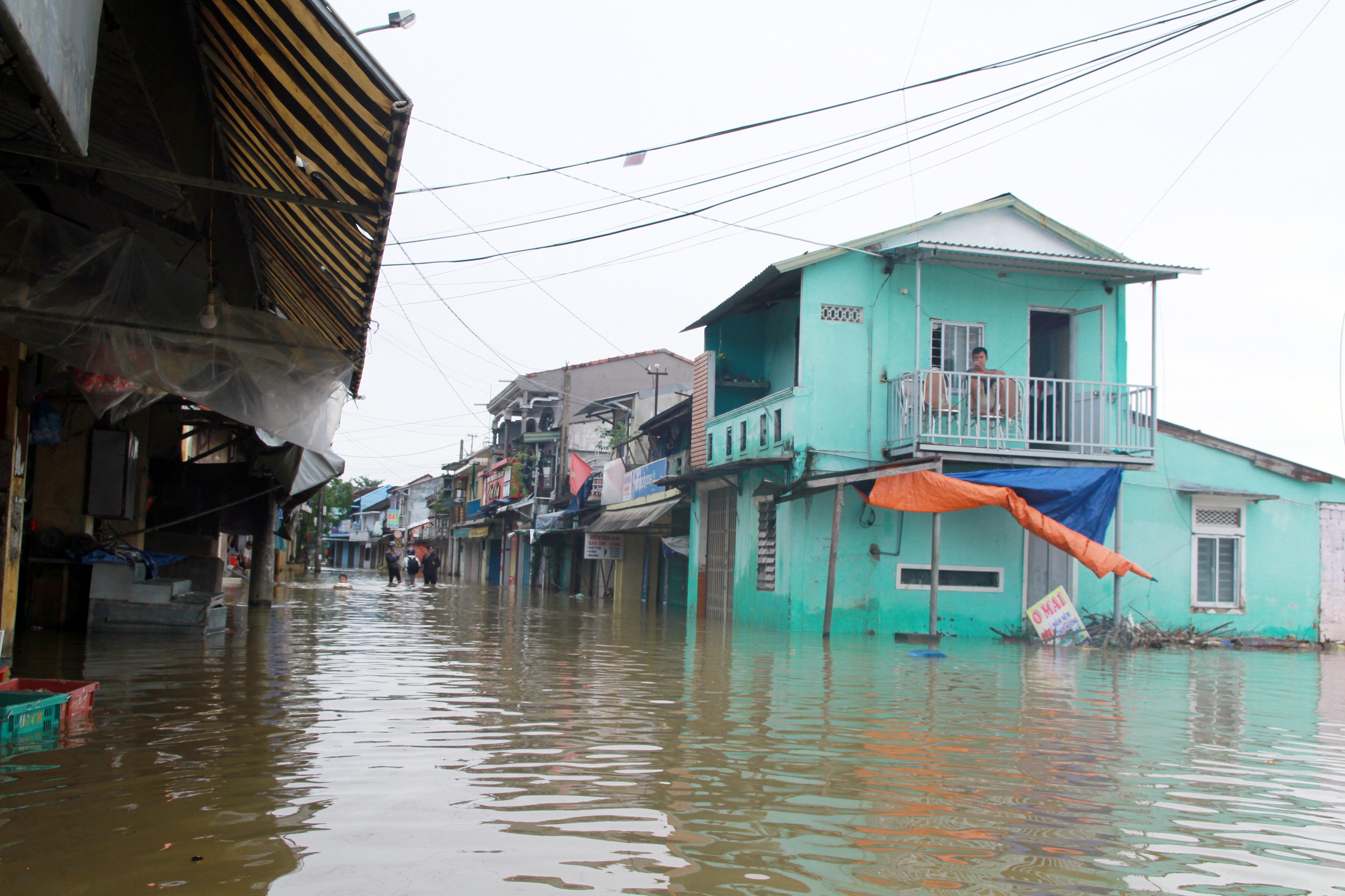 Dua xe di tranh lu anh 7