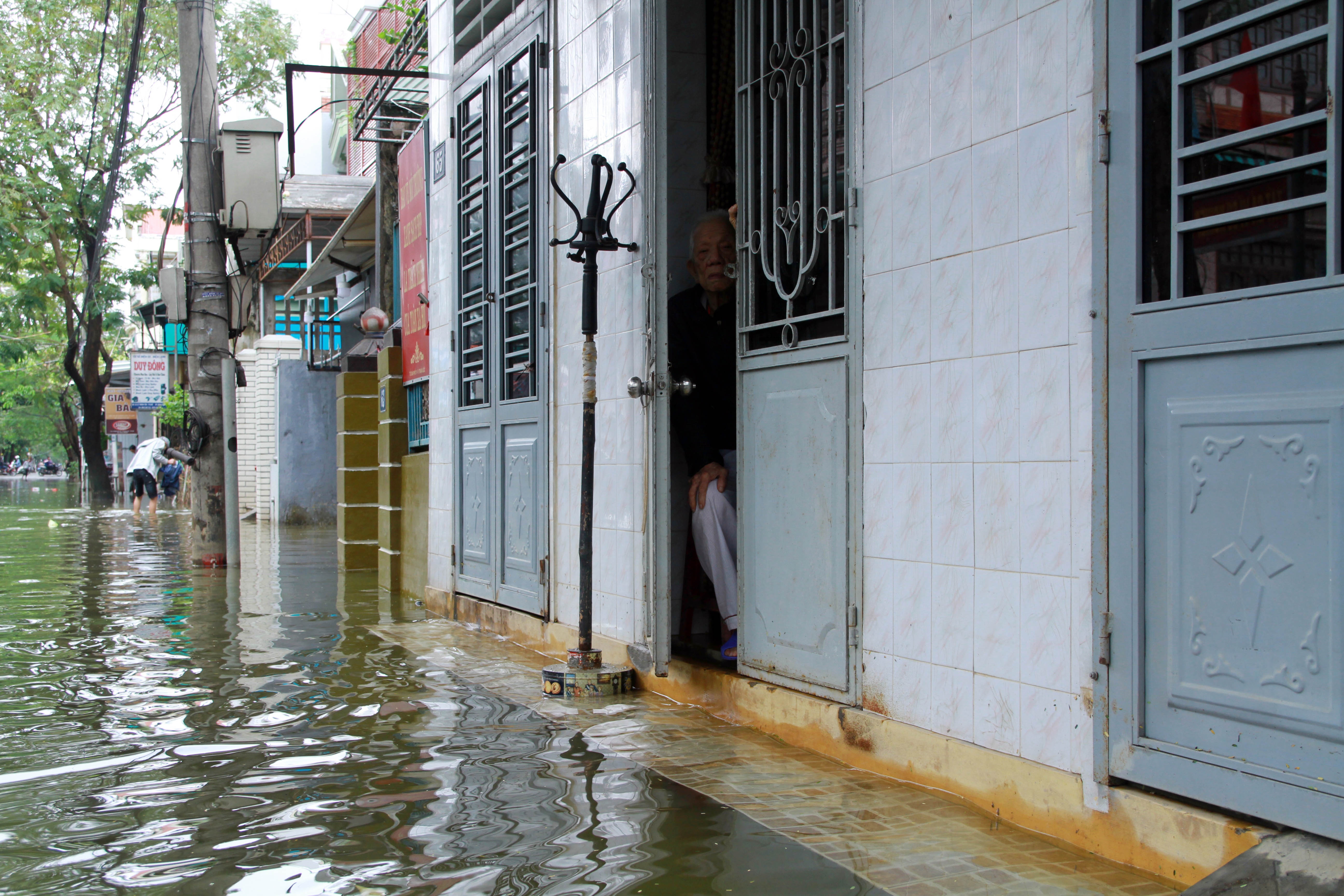 Dua xe di tranh lu anh 6